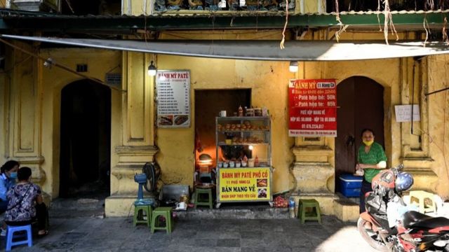 Nhiều hàng quán ăn tại các những nơi như Hà Nội, Tp HCM phải bán mang về trong những ngày qua.