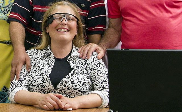 一名土耳其女士Ozturk在2015年安装了美国的仿生眼，让她能第一次看见人影。(photo:BBC)