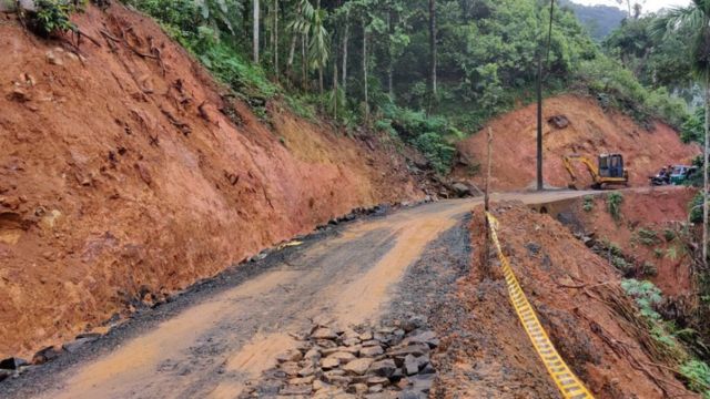 ලංකාගම-නෙළුව මාර්ග සංවර්ධන ව්යාපෘතිය පිළිබඳ සොයා බැලීමට එහි ගිය පරිසරවේදීන් ගත් ඡායාරූපයක්