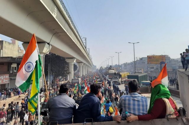 Agricultores marcham por Déli como parte do comício de tratores em 26 de janeiro de 2021