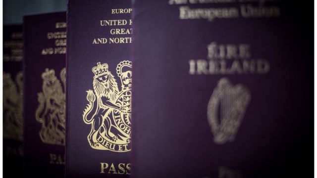 توافق جمعه نیک به این معنی بود که مردم ایرلند شمالی می‌توانند پاسپورت بریتانیایی یا ایرلندی داشته باشند