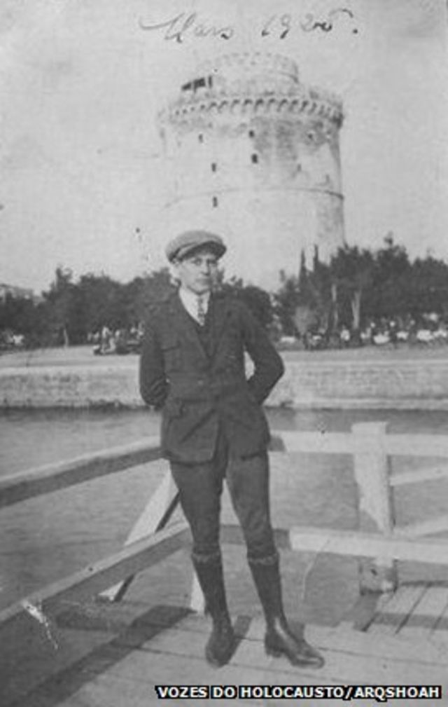 Isaac Menache, aos 18 anos, em frente à Tour Blanche, fortaleza no porto de Tessalônica, março de 1925