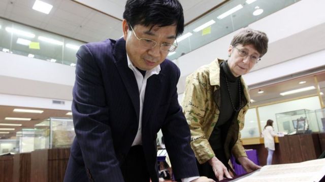 香港大学历史学教授徐国琦（左）(photo:BBC)