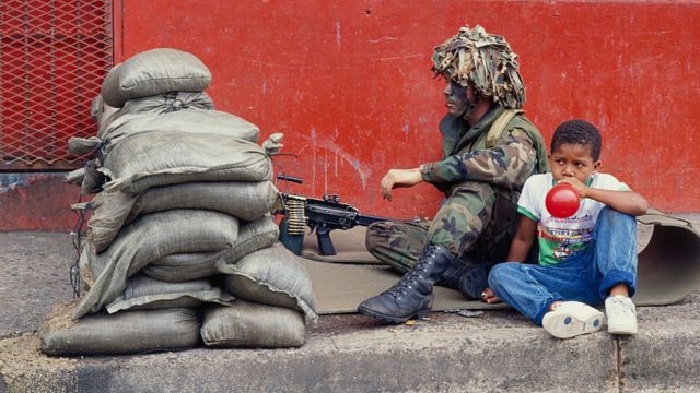 Soldado y niño en las calles de Panamá, 1 de enero de 1990