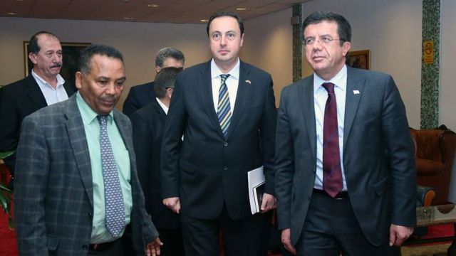 2016 yılında dönemin Ekonomi Bakanı Nihat Zeybekci (sağda), o dönem Etiyopya'da Addis Ababa Büyükelçisi olarak görev yapan Fatih Ulusoy'u (ortada) ziyaret etmişti.