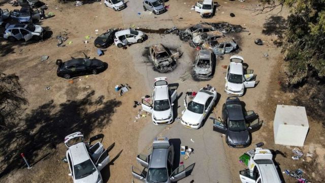 遭哈马斯袭击的音乐节附近被烧毁的汽车