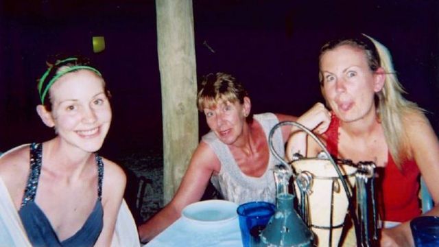 Foto de família de Lisa, Katie e a mãe nas férias de 2009