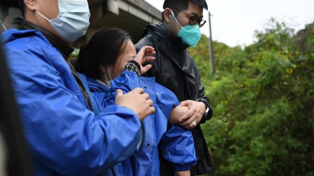 广西梧州藤县中国东航MU5735航班坠落事故坠落现场工作人员搀扶一名情绪激动的机上人员家属（24/3/2022）
