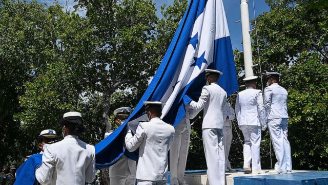Marines hondureños alzan la bandera hondureña en Isla Conejo el pasado 1 de septiembre para conmemorar el Bicentenario de la Independencia.