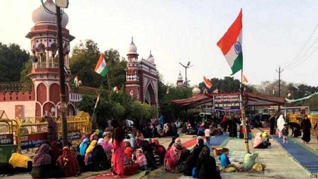 धरने पर बैठी महिलाएं