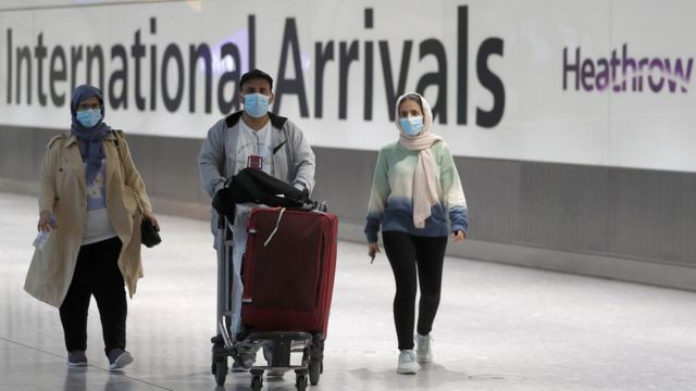 مسافرون في مطار هيثرو.