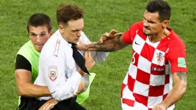 Хорватский футболист держит Верзилова