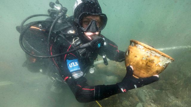 Arqueólogo marino con una vasija