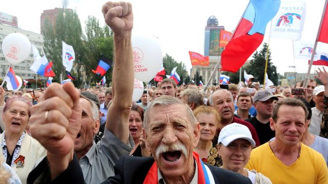 Demonstracja niezależnych ugrupowań prorosyjskich w Doniecku w 2014 roku.