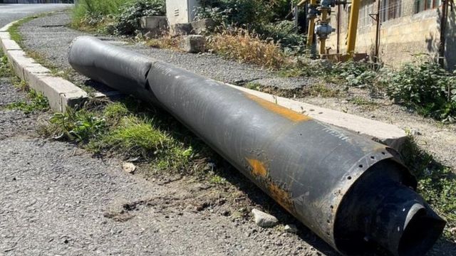 স্টেপানাকার্ট শহরের একটি রাস্তায় দূরপাল্লার একটি ক্ষেপণাস্ত্রের খোসা