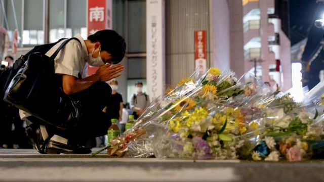日本民众在安倍晋三遇刺的地方献花悼念。