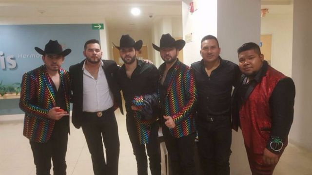 Eduardo Ochoa y su grupo antes del concierto de Hermosillo, Sonora. Al terminar el evento fueron atacados.