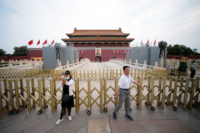北京市中心的天安门地区已经开始安装庆典的相关设备。