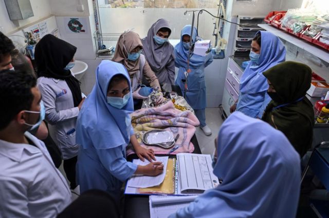 Un grupo de enfermeras y médicos afganas en una reunión.
