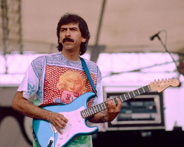 Jorge Santana actuando con la banda Santana en el New Orleans Jazz & Heritage Festival el 2 de mayo de 1993.