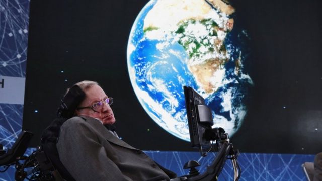 Фізик Стівен Хокінг на сцені у Нью-Йорку