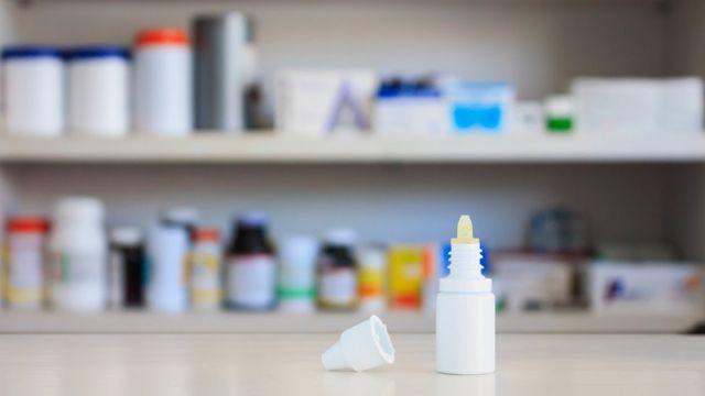 Gotas para los oídos y más medicamentos en el fondo