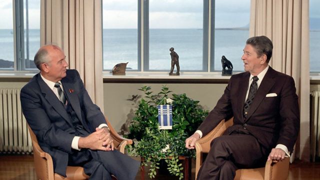 冷戰期間，蘇聯領導人戈爾巴喬夫和美國總統里根在雷克雅未克舉行峰會。