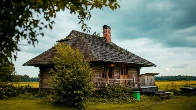 Una casa de campo en medio de un prado en Estonia