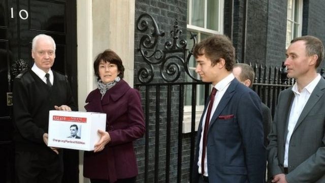 アラン・チューリングの遺族が今回の措置を求めて署名を集め、首相官邸に届けた