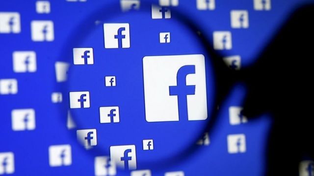 Logotipo de Facebook visto con una lupa