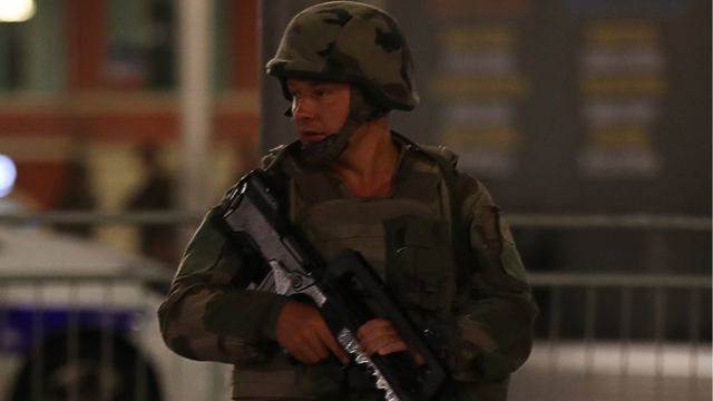 Un soldado patrulla las calles de Niza.