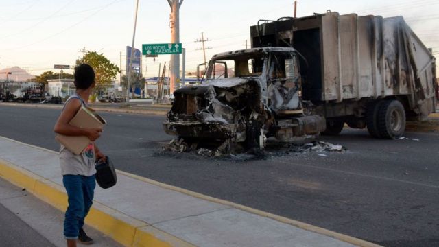 Vehículo quemado en Culiacán.
