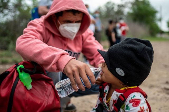 Un inmigrante le daba agua a su hija de 2 años cerca de la frontera entre México y EE.UU. en Del Río, Texas. Foto tomada el 16 de mayo de 2021