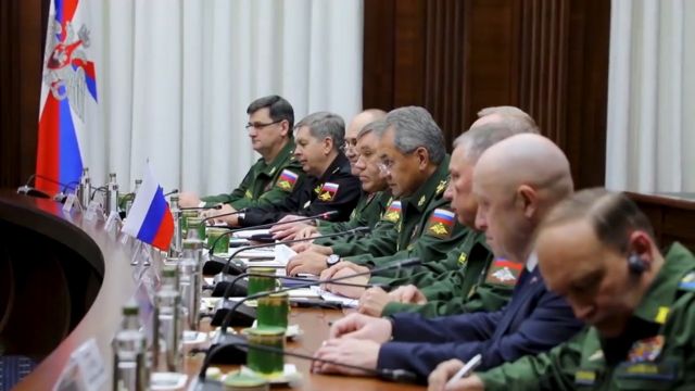 Prigozhin, segundo desde la derecha, en una reunión en el Ministerio de Defensa ruso.