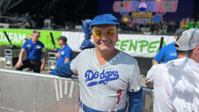 Elton John: Coventry superfan queues from crack of dawn - BBC News