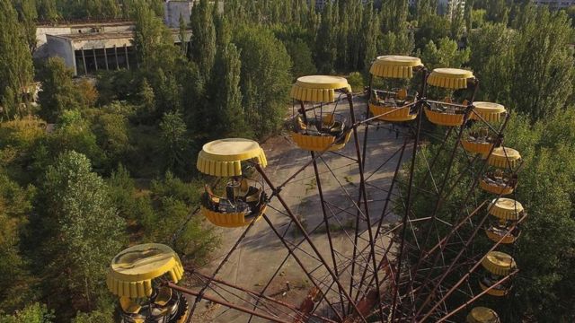 Edificios, árboles y un juego en Chernóbil.