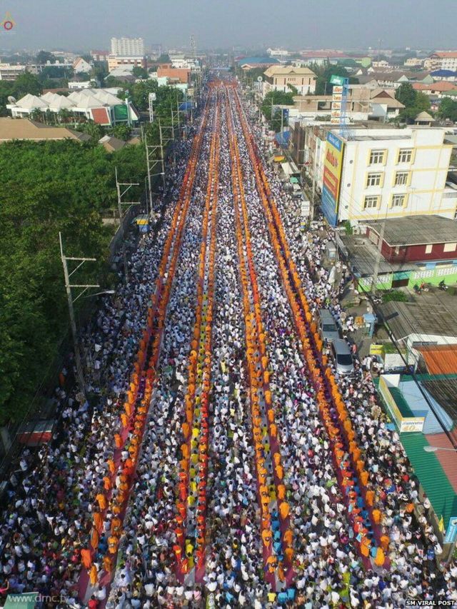 व्हायरल फोटोच्या वरती डावीकडे डीएमसी डॉट टीव्हीचा लोगो दिसून येतो.