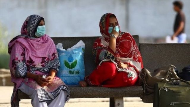 पाकिस्तान अभी तक वैक्सीन की ख़रीददारी का समझौता क्यों नहीं कर पाया?