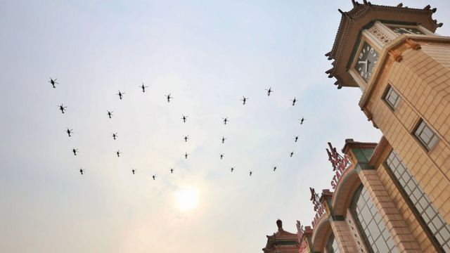 عرض بالطائرات الحربية في سماء بكين