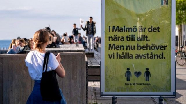 Personas disfrutando del aire libre en Malmo, Suecia.