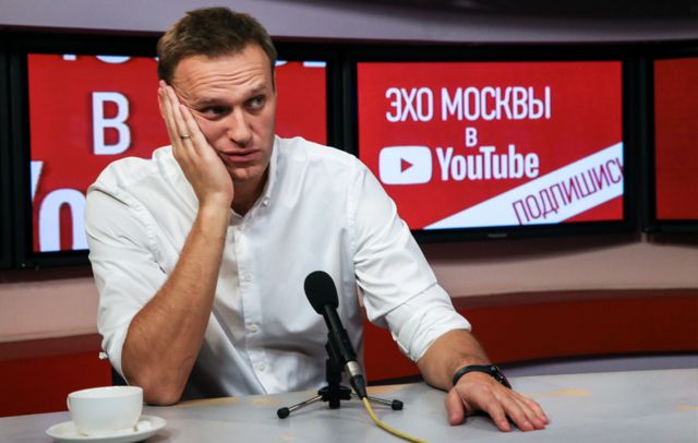 Глава Фонда борьбы с коррупцией Алексей Навальный во время выступления на радиостанции "Эхо Москвы"