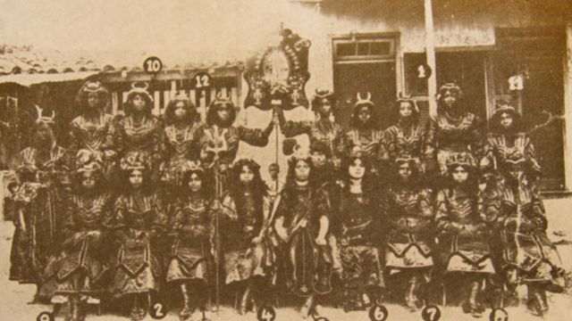 Foliões vestidos de diabo para a apresentação de 1911