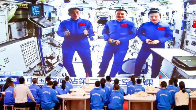 中国的轨道太空站现在已经有宇航员入驻，中国对所有国家开放太空站让他们做科学实验(photo:BBC)