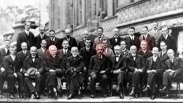 Os 29 participantes da famosa conferência sobre elétrons e fótons em 1927, em Bruxelas — 17 eram atuais ou futuros ganhadores do Prêmio Nobel, incluindo Marie Curie, Albert Einstein e Max Born