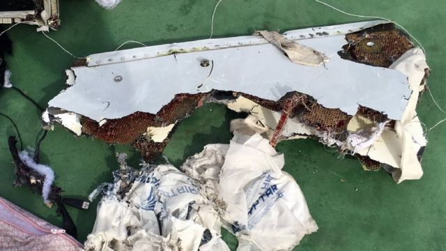 Parte de los restos que habían sido encontrados del vuelo MS804 de EgyptAir.