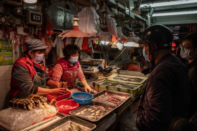 湿货市场在亚洲等地区非常常见，这里不一定售卖野生动物，但潮湿杂乱的环境容易成为病毒的“扩大器”。(photo:BBC)