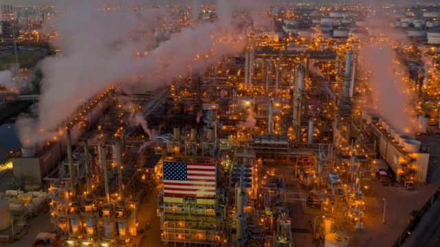 Imagem aérea da refinaria da petrolífera Marathon, em Los Angeles, a maior produtora de gasolina da Califórnia