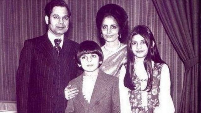 नाझिया हसन आई-वडील आणि भावासोबत