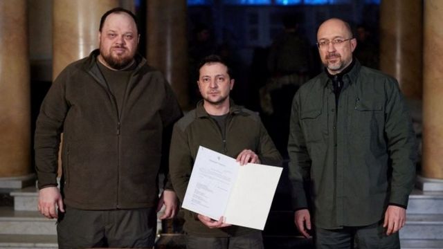 Ukrainian President Volodymyr Zelensky presents a request to the EU