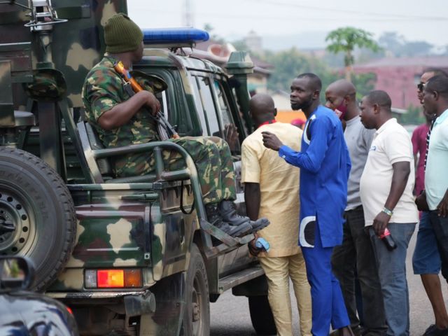 Some voters dey complain give soldiers wey visit ward 11